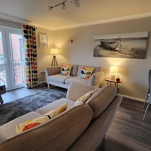  Apartment Peaceful Waterfront Apartment, Private Parking, Hull Marina